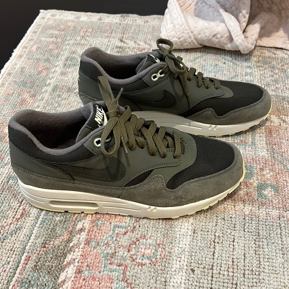 Like New Green Nike Air Max. Womens 10
